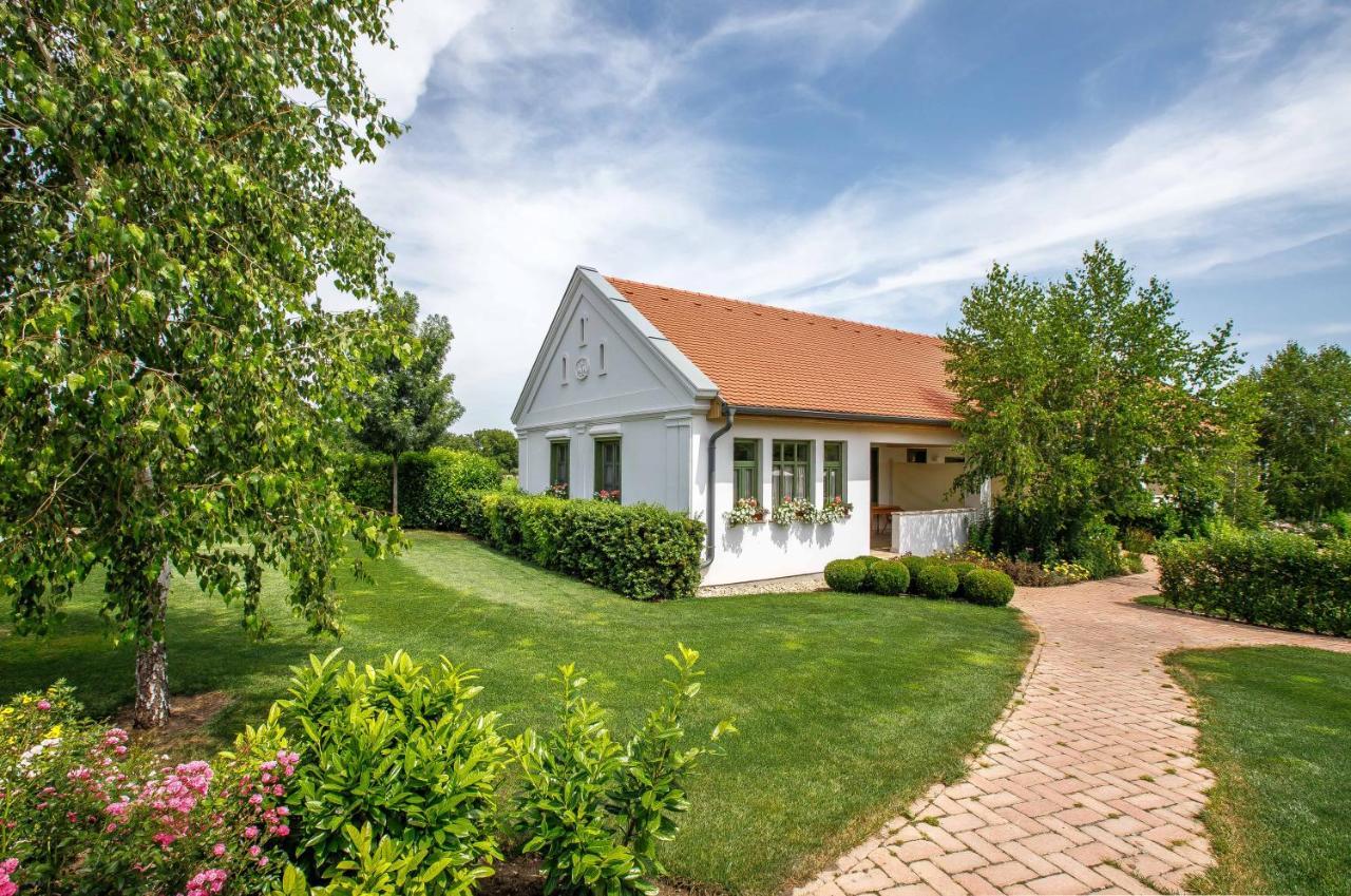 Paskom Cottage Lajoskomarom Ngoại thất bức ảnh