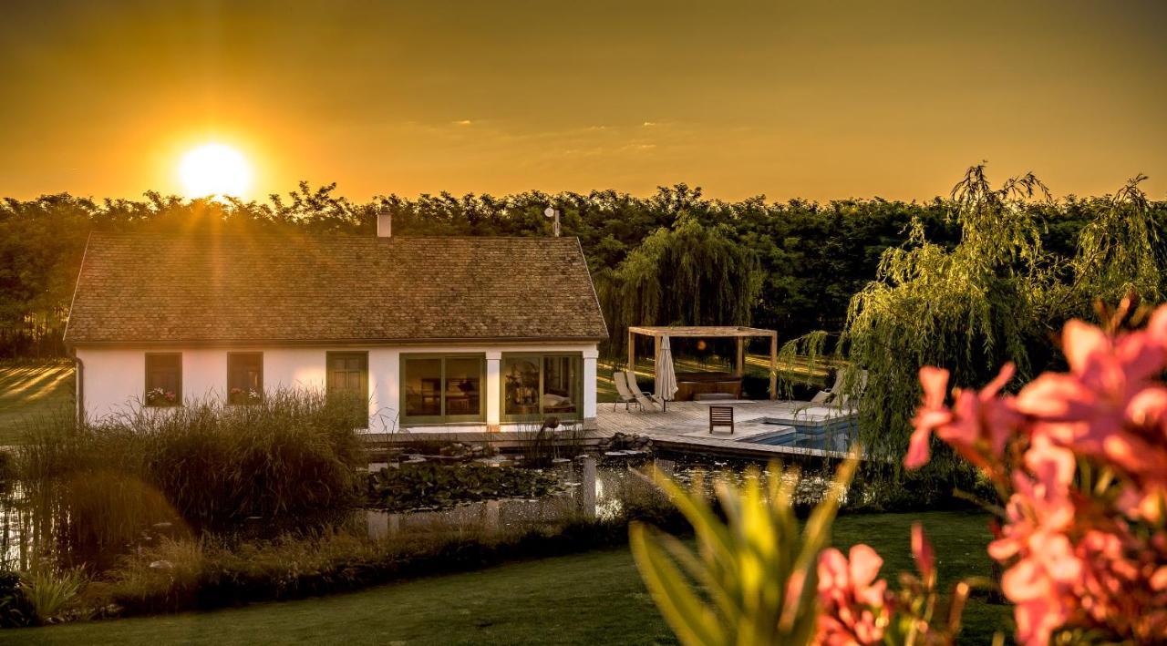 Paskom Cottage Lajoskomarom Ngoại thất bức ảnh